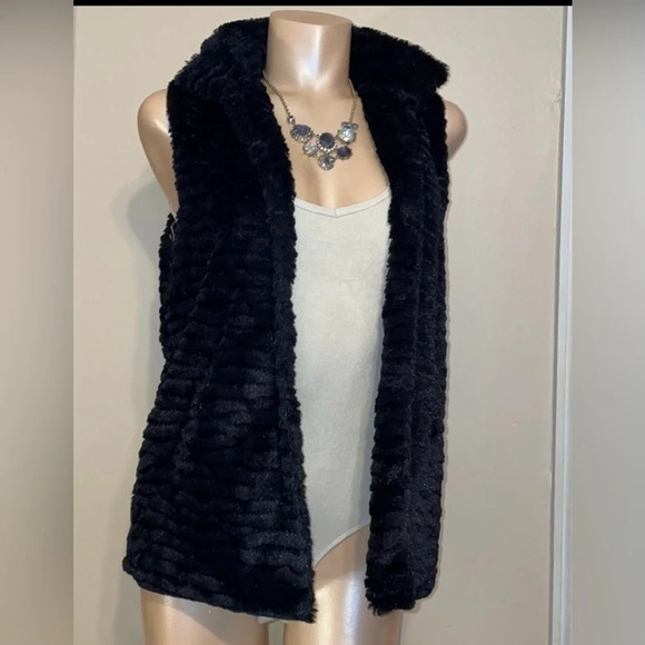 Betsey johnson women’s vest Medium black faux fur basic simple pockets cheetah - Picture 1 of 6